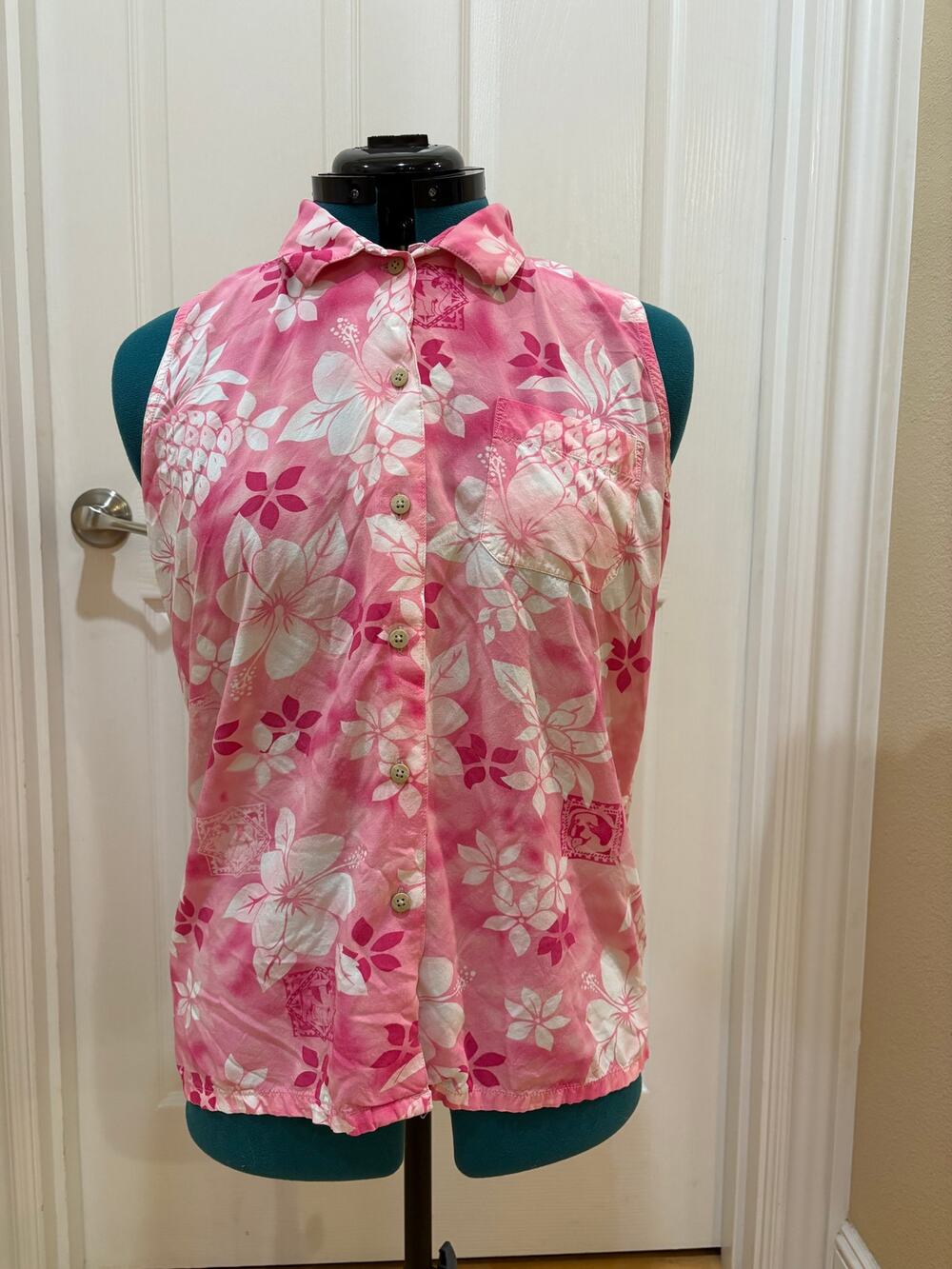 Women's Size XL Sleeveless Pink Hawaiian Style Button Up